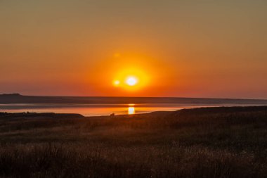 Denizde gün batımı.