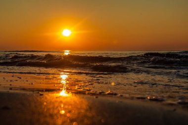 Sahilde gün doğumu