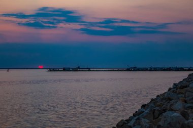 Sahilde gün batımı