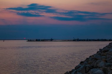 Denizin üzerinde güzel bir gün batımı
