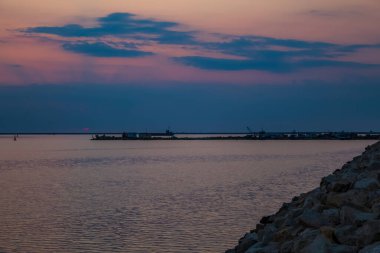 Denizin üzerinde güzel bir gün batımı