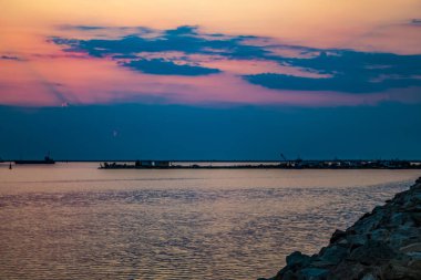 Gölün üzerinde güzel bir gün batımı