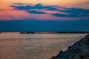 Gölde gün batımı