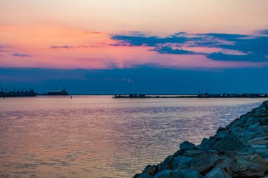 Denizde güzel bir gün batımı