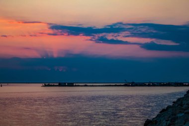 Denizin üzerinde güzel bir gün batımı. Doğa