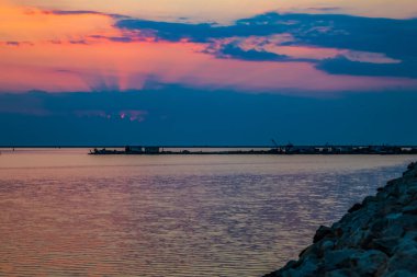 Denizin üzerinde gün batımı