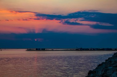 Denizde gün batımı