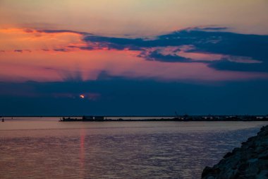 Günbatımı güzel bulutlar ile denize.