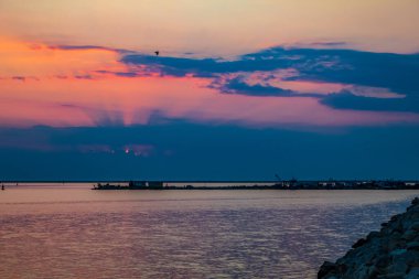 Denizin üzerinde güzel bir gün batımı