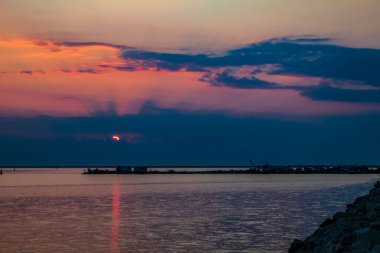 Denizin üzerinde güzel bir gün batımı