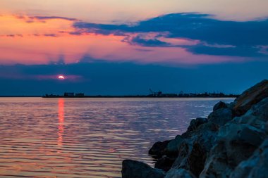 Denizde güzel bir gün batımı