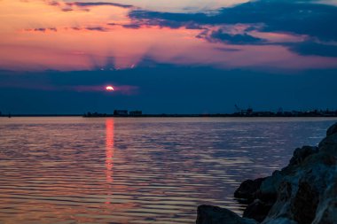 Denizin üzerinde gün batımı