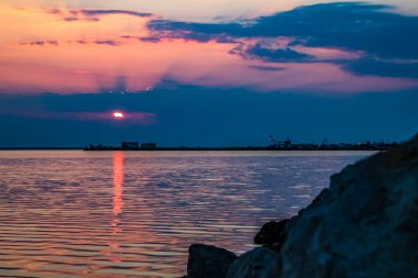 Denizin üzerinde güzel bir gün batımı