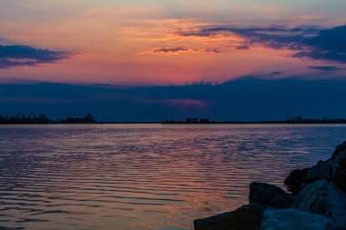 Gölün üzerinde güzel bir gün batımı