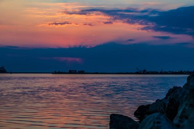 Denizin üzerinde güzel bir gün batımı