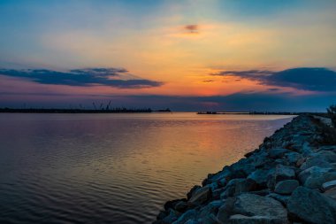 Denizin üzerinde güzel bir gün batımı
