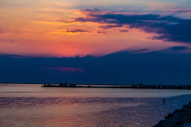 Denizin üzerinde güzel bir gün batımı