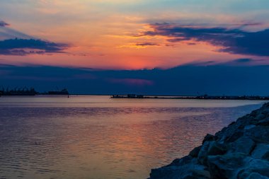 Denizin üzerinde güzel bir gün batımı