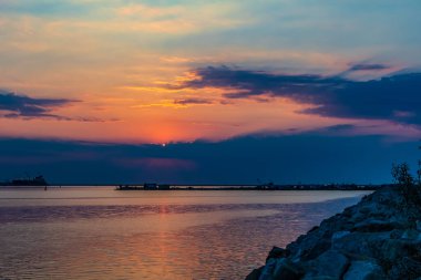 Denizin üzerinde güzel bir gün batımı
