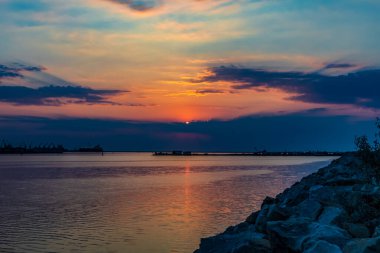 Gölün üzerinde güzel bir gün batımı