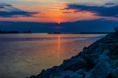 Denizin üzerinde güzel bir gün batımı