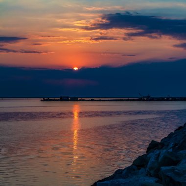 Denizin üzerinde gün batımı