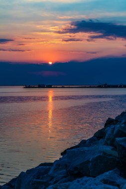 Denizin üzerinde gün batımı