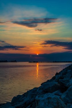 Sahilde gün batımı