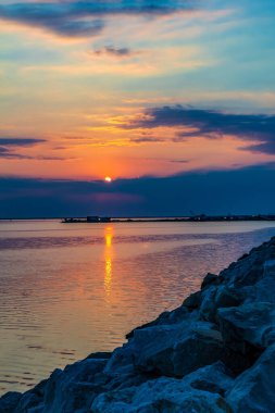 Denizin üzerinde gün batımı
