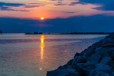 Denizin üzerinde güzel bir gün batımı