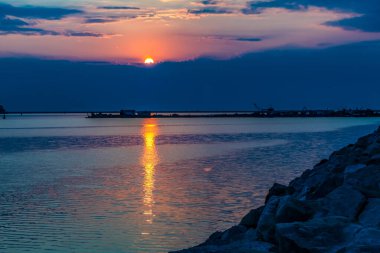Sahilde gün batımı