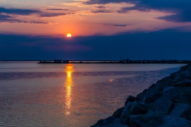 Denizin üzerinde güzel bir gün batımı