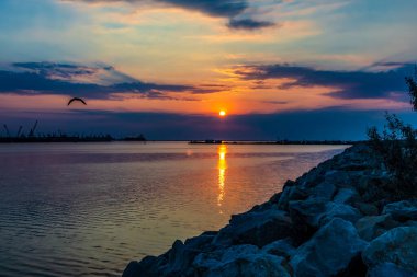 Denizin üzerinde gün batımı