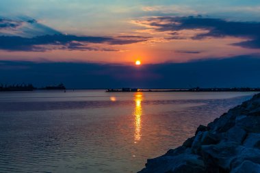 Denizin üzerinde gün batımı