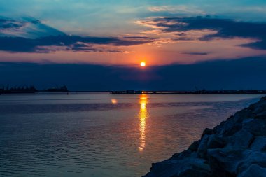 Denizin üzerinde güzel bir gün batımı