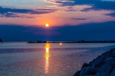 Denizin üzerinde gün batımı.