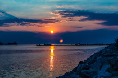 Gölün üzerinde güzel bir gün batımı