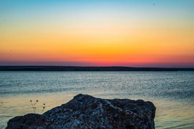 Denizin üzerinde güzel bir gün batımı