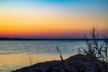 Yaz akşamında gölün üzerinde gün batımı
