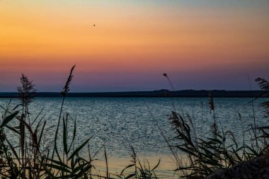 Akşam gölde gün batımı
