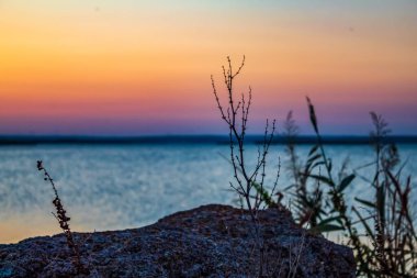 Gölün üzerinde gün batımı. gün batımı.