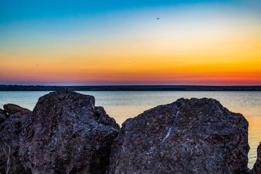 Denizin üzerinde güzel bir gün batımı