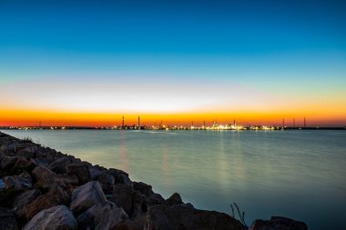 Denizin üzerinde güzel bir gün batımı