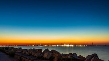 Denizin üzerinde güzel bir gün batımı