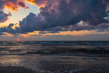 Sahilde güzel bir gün batımı