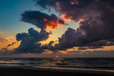 Denizin üzerinde güzel bir gün batımı