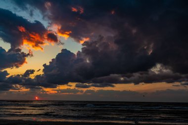Sahilde gün batımı
