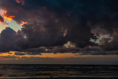 Denizin üzerinde güzel bir gün batımı