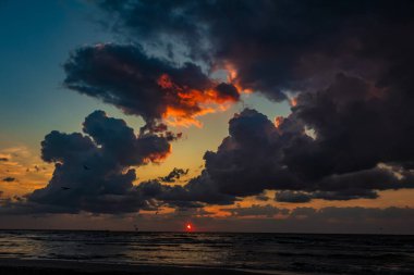 Bulutlar ve güneşle akşam gün batımında