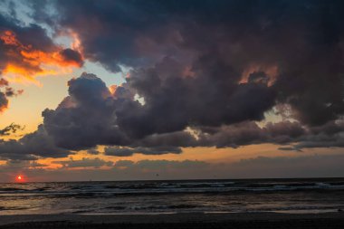 Sahilde gün batımı